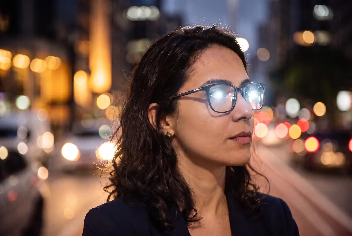 Sem antirreflexo: os reflexos das luzes cobrem as lentes e escondem os olhos
